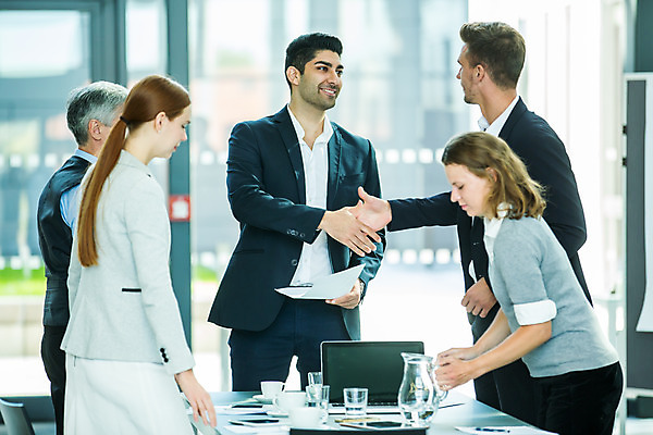 포토 JPG 서양인 응시 여자 남자 중년 50대 회의 악수 실내 서기 미소 사람 여러명 상반신 20대 성인 앞모습 옆모습 30대 업무 비즈니스맨 비즈니스우먼 동료 국내포토 외국인 시선 뷰포인트 다수 비즈니스 관계 모션 표정 손짓 청년 내부 장년 작업 직장인 파일형식