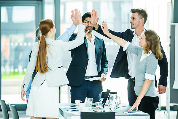 포토 JPG 서양인 응시 여자 남자 중년 50대 회의 실내 서기 미소 사람 여러명 상반신 20대 성인 앞모습 옆모습 뒷모습 30대 손들기 업무 비즈니스맨 비즈니스우먼 동료 하이파이브 손모으기 국내포토 외국인 시선 뷰포인트 다수 비즈니스 관계 모션 표정 손짓 청년 내부 장년 작업 직장인 파일형식