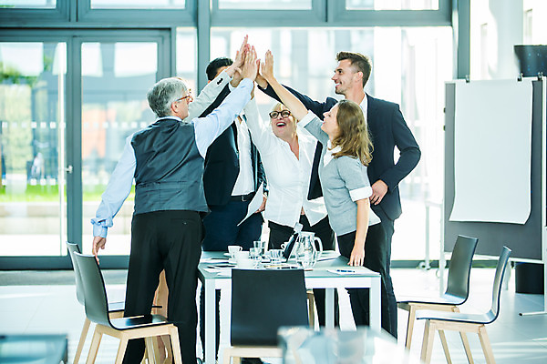 포토 JPG 서양인 응시 여자 남자 중년 50대 회의 실내 서기 미소 사람 여러명 상반신 20대 성인 앞모습 옆모습 뒷모습 30대 손들기 업무 비즈니스맨 비즈니스우먼 동료 하이파이브 손모으기 국내포토 외국인 시선 뷰포인트 다수 비즈니스 관계 모션 표정 손짓 청년 내부 장년 작업 직장인 파일형식