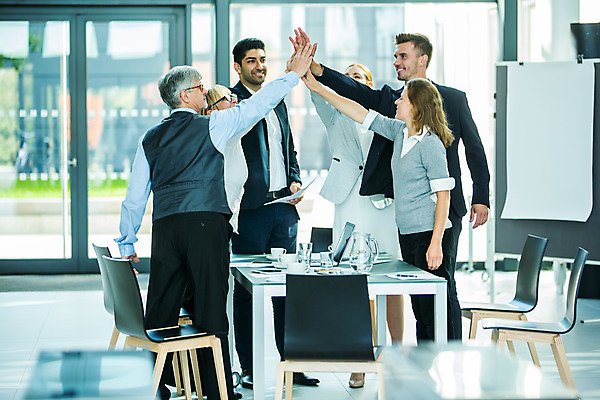 포토 JPG 서양인 응시 여자 남자 중년 50대 회의 실내 서기 미소 사람 여러명 상반신 20대 성인 앞모습 옆모습 뒷모습 30대 손들기 업무 비즈니스맨 비즈니스우먼 동료 하이파이브 손모으기 국내포토 외국인 시선 뷰포인트 다수 비즈니스 관계 모션 표정 손짓 청년 내부 장년 작업 직장인 파일형식