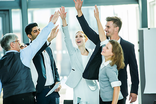 포토 JPG 서양인 응시 여자 남자 중년 50대 회의 실내 서기 미소 사람 여러명 상반신 20대 성인 앞모습 옆모습 뒷모습 30대 손들기 업무 비즈니스맨 비즈니스우먼 동료 하이파이브 손모으기 국내포토 외국인 시선 뷰포인트 다수 비즈니스 관계 모션 표정 손짓 청년 내부 장년 작업 직장인 파일형식