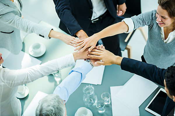 포토 JPG 서양인 응시 여자 남자 중년 50대 회의 실내 서기 미소 사람 여러명 상반신 20대 성인 30대 하이앵글 업무 비즈니스맨 비즈니스우먼 동료 하이파이브 손모으기 국내포토 외국인 시선 뷰포인트 다수 비즈니스 관계 모션 표정 손짓 청년 내부 장년 작업 직장인 파일형식