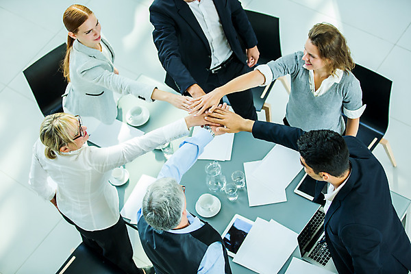 포토 JPG 서양인 응시 여자 남자 중년 50대 회의 실내 서기 미소 사람 여러명 상반신 20대 성인 30대 하이앵글 업무 비즈니스맨 비즈니스우먼 동료 하이파이브 손모으기 국내포토 외국인 시선 뷰포인트 다수 비즈니스 관계 모션 표정 손짓 청년 내부 장년 작업 직장인 파일형식