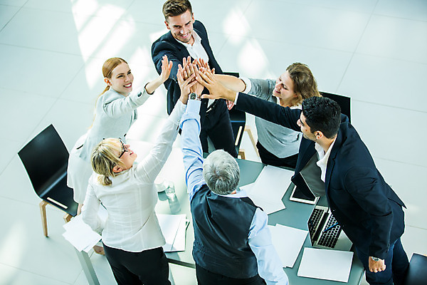 포토 JPG 서양인 응시 여자 남자 중년 50대 회의 실내 서기 미소 사람 여러명 상반신 20대 성인 옆모습 뒷모습 30대 하이앵글 손들기 업무 비즈니스맨 비즈니스우먼 동료 하이파이브 손모으기 국내포토 외국인 시선 뷰포인트 다수 비즈니스 관계 모션 표정 손짓 청년 내부 장년 작업 직장인 파일형식