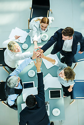 포토 JPG 서양인 응시 여자 남자 중년 50대 회의 실내 서기 미소 사람 여러명 상반신 20대 성인 30대 하이앵글 업무 비즈니스맨 비즈니스우먼 동료 하이파이브 손모으기 국내포토 외국인 시선 뷰포인트 다수 비즈니스 관계 모션 표정 손짓 청년 내부 장년 작업 직장인 파일형식