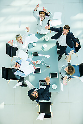 포토 JPG 전신 서양인 응시 여자 남자 종이 중년 50대 회의 실내 서기 미소 사람 앉기 여러명 20대 성인 30대 하이앵글 손들기 업무 비즈니스맨 비즈니스우먼 던지기 동료 국내포토 외국인 시선 뷰포인트 다수 비즈니스 관계 모션 표정 청년 내부 장년 작업 직장인 파일형식