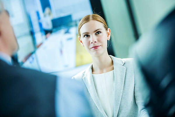 포토 JPG 서양인 응시 여자 남자 중년 50대 회의 실내 미소 사람 앉기 상반신 20대 성인 앞모습 뒷모습 세명 30대 업무 비즈니스맨 비즈니스우먼 집중 동료 국내포토 외국인 시선 뷰포인트 컨셉 비즈니스 관계 모션 표정 청년 내부 장년 작업 직장인 파일형식