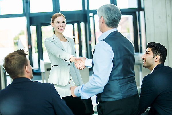 포토 JPG 서양인 응시 여자 남자 중년 50대 회의 악수 실내 서기 미소 사람 앉기 손짓 여러명 상반신 20대 성인 앞모습 옆모습 뒷모습 30대 업무 비즈니스맨 비즈니스우먼 집중 동료 국내포토 외국인 시선 뷰포인트 다수 컨셉 비즈니스 관계 모션 표정 청년 내부 장년 작업 직장인 파일형식