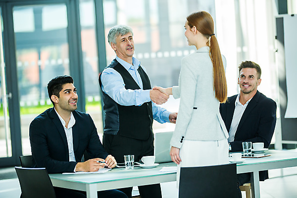 포토 JPG 서양인 응시 여자 남자 중년 50대 회의 악수 실내 서기 미소 사람 앉기 손짓 여러명 상반신 20대 성인 앞모습 옆모습 30대 업무 비즈니스맨 비즈니스우먼 집중 동료 국내포토 외국인 시선 뷰포인트 다수 컨셉 비즈니스 관계 모션 표정 청년 내부 장년 작업 직장인 파일형식