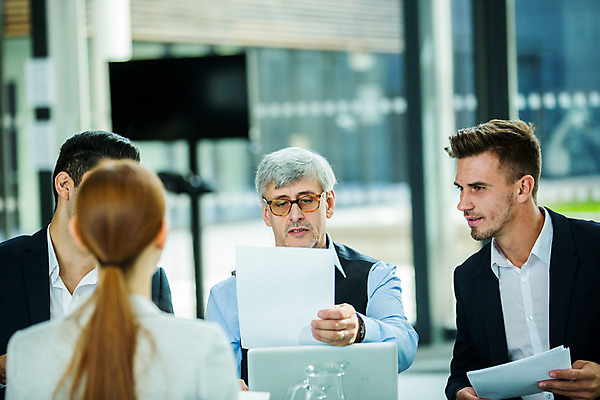 포토 JPG 서양인 응시 여자 남자 중년 50대 회의 실내 들기 사람 앉기 여러명 상반신 20대 성인 앞모습 옆모습 뒷모습 30대 업무 비즈니스맨 비즈니스우먼 집중 동료 문서 국내포토 외국인 시선 뷰포인트 다수 컨셉 비즈니스 관계 모션 청년 내부 장년 작업 직장인 파일형식