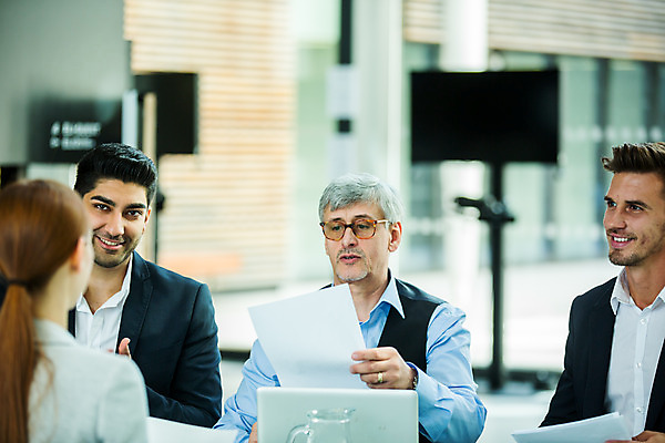 포토 JPG 서양인 응시 여자 남자 중년 50대 회의 실내 미소 들기 사람 앉기 여러명 상반신 20대 성인 앞모습 옆모습 뒷모습 30대 업무 비즈니스맨 비즈니스우먼 동료 문서 국내포토 외국인 시선 뷰포인트 다수 비즈니스 관계 모션 표정 청년 내부 장년 작업 직장인 파일형식