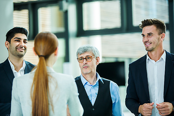 포토 JPG 서양인 응시 여자 남자 중년 50대 회의 악수 실내 서기 미소 사람 손짓 여러명 상반신 20대 성인 앞모습 뒷모습 30대 업무 비즈니스맨 비즈니스우먼 동료 국내포토 외국인 시선 뷰포인트 다수 비즈니스 관계 모션 표정 청년 내부 장년 작업 직장인 파일형식