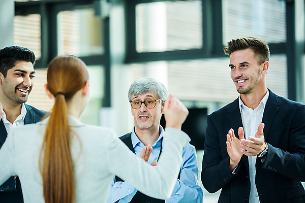 포토 JPG 서양인 응시 여자 남자 중년 50대 회의 실내 서기 미소 사람 손짓 여러명 상반신 20대 성인 앞모습 뒷모습 30대 손들기 업무 비즈니스맨 비즈니스우먼 박수 동료 국내포토 외국인 시선 뷰포인트 다수 비즈니스 관계 모션 표정 청년 내부 장년 작업 직장인 파일형식