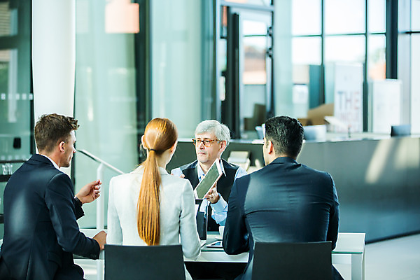 포토 JPG 서양인 응시 여자 남자 중년 50대 회의 실내 들기 사람 앉기 여러명 상반신 20대 성인 앞모습 뒷모습 30대 태블릿 업무 비즈니스맨 비즈니스우먼 동료 국내포토 외국인 시선 뷰포인트 다수 비즈니스 관계 모션 청년 내부 장년 전자제품 스마트기기 작업 직장인 파일형식