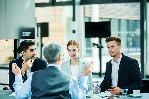 포토 JPG 서양인 응시 여자 남자 중년 50대 회의 실내 사람 앉기 손짓 여러명 상반신 20대 성인 앞모습 뒷모습 30대 업무 비즈니스맨 비즈니스우먼 동료 국내포토 외국인 시선 뷰포인트 다수 비즈니스 관계 모션 청년 내부 장년 작업 직장인 파일형식