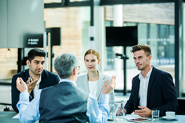 포토 JPG 서양인 응시 여자 남자 중년 50대 회의 실내 설명 사람 앉기 손짓 여러명 상반신 20대 성인 앞모습 뒷모습 30대 업무 비즈니스맨 비즈니스우먼 동료 국내포토 외국인 시선 뷰포인트 다수 비즈니스 관계 모션 청년 내부 장년 작업 직장인 파일형식
