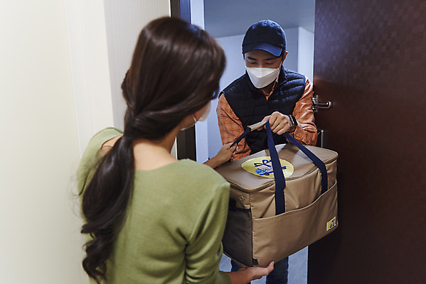 포토 JPG 라이프스타일 여자 남자 실내 마스크 들기 사람 상반신 성인 두명 앞모습 뒷모습 30대 쇼핑 한국인 택배기사 배송 택배 현관문 짐가방 성인만 새벽배송 국내포토 뷰포인트 가방 모션 동양인 내부 생활 장년 문 운송업 배달원 파일형식