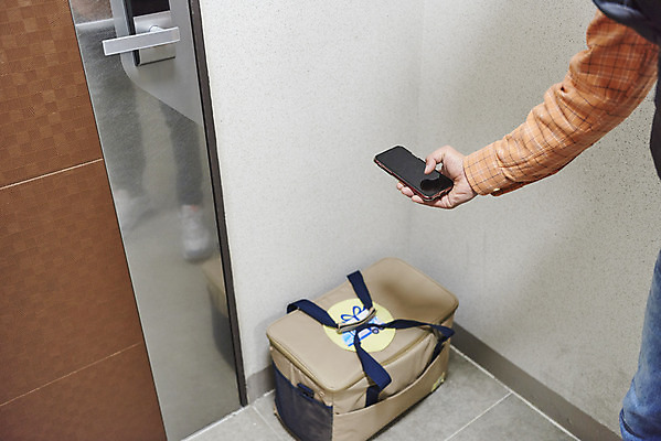 포토 JPG 라이프스타일 손 남자 실내 한명 들기 상반신 성인 옆모습 신체부위 30대 스마트폰 쇼핑 사진촬영 한국인 택배기사 배송 택배 현관문 짐가방 성인남자한명만 새벽배송 국내포토 1 뷰포인트 가방 모션 사람 동양인 내부 생활 장년 핸드폰 스마트기기 문 촬영 운송업 배달원 남자한명만 성인남자만 파일형식