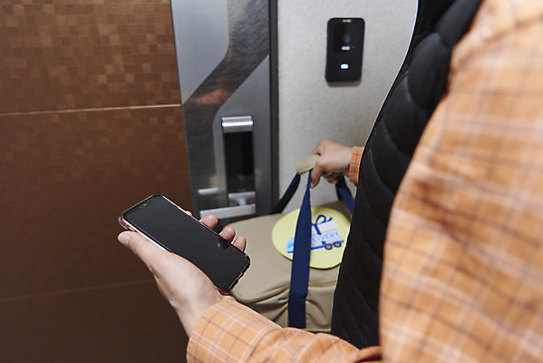 포토 JPG 라이프스타일 손 남자 실내 한명 들기 상반신 성인 옆모습 30대 스마트폰 쇼핑 한국인 배송 택배 현관문 짐가방 성인남자한명만 새벽배송 국내포토 1 뷰포인트 가방 모션 사람 동양인 내부 생활 신체부위 장년 핸드폰 스마트기기 문 운송업 남자한명만 성인남자만 파일형식