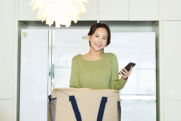 포토 JPG 라이프스타일 응시 여자 실내 한명 미소 들기 사람 상반신 성인 앞모습 30대 스마트폰 쇼핑 한국인 배송 확인 택배 흰배경 짐가방 성인여자한명만 새벽배송 국내포토 1 시선 뷰포인트 백그라운드 가방 모션 표정 동양인 내부 생활 장년 핸드폰 스마트기기 운송업 흰색 여자한명만 성인여자만 파일형식