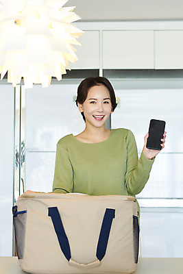 포토 JPG 라이프스타일 여자 실내 한명 미소 들기 사람 상반신 성인 앞모습 30대 스마트폰 쇼핑 한국인 배송 택배 흰배경 짐가방 성인여자한명만 새벽배송 국내포토 1 뷰포인트 백그라운드 가방 모션 표정 동양인 내부 생활 장년 핸드폰 스마트기기 운송업 흰색 여자한명만 성인여자만 파일형식