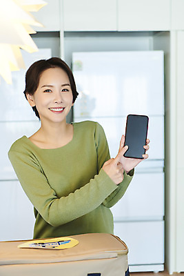 포토 JPG 라이프스타일 여자 음식 식재료 실내 한명 미소 들기 사람 상반신 성인 앞모습 30대 스마트폰 쇼핑 한국인 가리킴 배송 확인 택배 흰배경 짐가방 성인여자한명만 새벽배송 국내포토 1 뷰포인트 백그라운드 가방 모션 표정 동양인 손짓 내부 생활 장년 핸드폰 스마트기기 운송업 흰색 여자한명만 성인여자만 파일형식