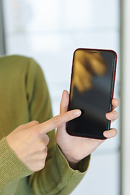 포토 JPG 라이프스타일 손 여자 실내 한명 들기 사람 근접촬영 상반신 성인 앞모습 신체부위 30대 스마트폰 쇼핑 한국인 가리킴 배송 흰배경 성인여자한명만 국내포토 1 뷰포인트 백그라운드 모션 동양인 손짓 내부 생활 장년 핸드폰 스마트기기 흰색 여자한명만 성인여자만 파일형식