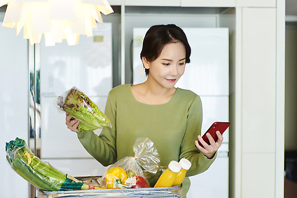 포토 JPG 라이프스타일 응시 여자 음료 음식 식재료 실내 한명 들기 사람 상반신 성인 앞모습 30대 스마트폰 쇼핑 한국인 상추 배송 택배 흰배경 성인여자한명만 새벽배송 국내포토 1 시선 뷰포인트 백그라운드 채소 모션 동양인 내부 생활 장년 핸드폰 스마트기기 운송업 흰색 여자한명만 성인여자만 파일형식