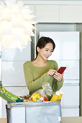 포토 JPG 라이프스타일 응시 여자 음료 음식 식재료 실내 한명 미소 들기 사람 상반신 성인 앞모습 30대 스마트폰 쇼핑 한국인 상추 배송 택배 흰배경 성인여자한명만 새벽배송 국내포토 1 시선 뷰포인트 백그라운드 채소 모션 표정 동양인 내부 생활 장년 핸드폰 스마트기기 운송업 흰색 여자한명만 성인여자만 파일형식