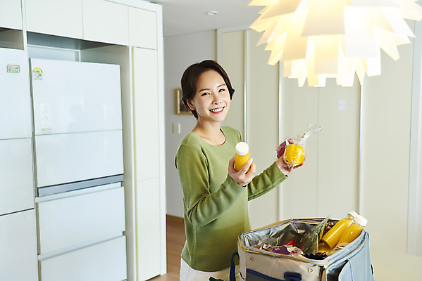 포토 JPG 라이프스타일 여자 음료 음식 식재료 실내 한명 미소 들기 사람 상반신 성인 옆모습 30대 쇼핑 한국인 배송 택배 흰배경 성인여자한명만 새벽배송 국내포토 1 뷰포인트 백그라운드 모션 표정 동양인 내부 생활 장년 운송업 흰색 여자한명만 성인여자만 파일형식