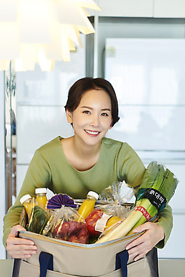 포토 JPG 라이프스타일 여자 음료 음식 식재료 안기 실내 한명 미소 들기 사람 상반신 성인 앞모습 30대 쇼핑 한국인 배송 택배 흰배경 성인여자한명만 새벽배송 국내포토 1 뷰포인트 백그라운드 모션 표정 동양인 내부 생활 장년 운송업 흰색 여자한명만 성인여자만 파일형식