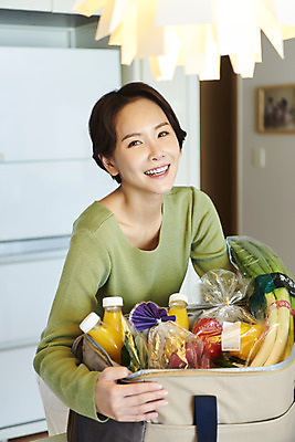 포토 JPG 라이프스타일 응시 여자 음료 음식 식재료 안기 실내 한명 미소 들기 사람 상반신 성인 옆모습 30대 쇼핑 한국인 배송 택배 흰배경 성인여자한명만 새벽배송 국내포토 1 시선 뷰포인트 백그라운드 모션 표정 동양인 내부 생활 장년 운송업 흰색 여자한명만 성인여자만 파일형식