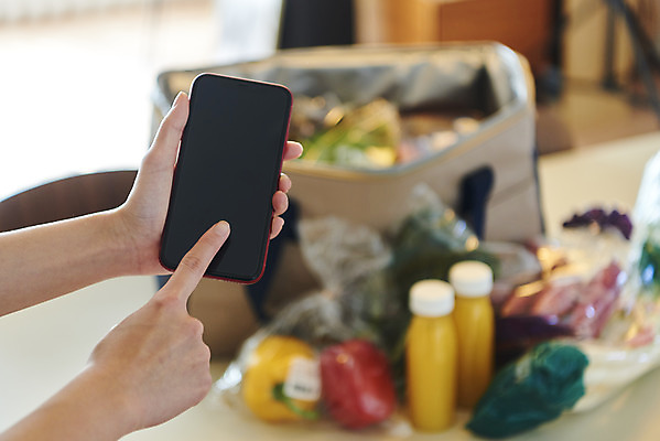 포토 JPG 라이프스타일 손 여자 음료 음식 식재료 실내 한명 들기 사람 성인 신체부위 30대 스마트폰 쇼핑 터치 가리킴 배송 확인 택배 성인여자한명만 새벽배송 국내포토 1 모션 손짓 내부 생활 장년 핸드폰 스마트기기 운송업 여자한명만 성인여자만 파일형식