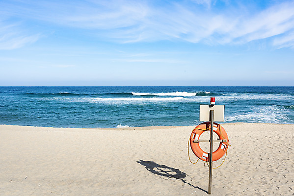 포토 JPG 주간 파도 바다 여행 겨울 자연 하늘 한국 그림자 풍경 해변 사람없음 야외 파란색 관광지 모래사장 표지판 해수욕장 강원도 강릉 국내여행 구명부환 국내포토 자연요소 계절 아시아 컬러 알림판 안전장비 생태계 튜브 파일형식