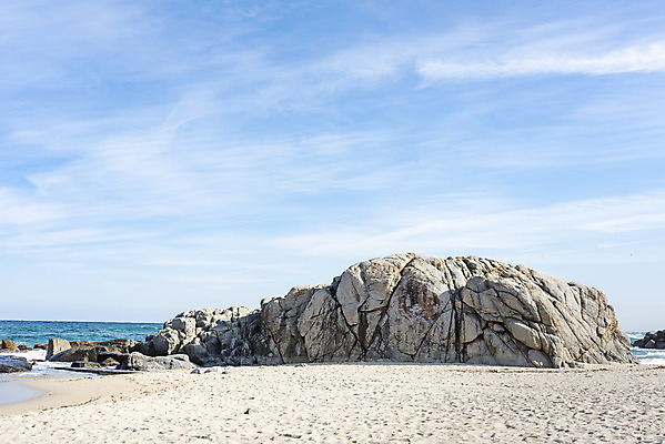 포토 JPG 주간 구름 파도 바다 여행 겨울 자연 하늘 한국 풍경 해변 사람없음 야외 관광지 모래사장 돌_바위 해수욕장 강원도 강릉 국내여행 국내포토 자연요소 계절 아시아 생태계 파일형식