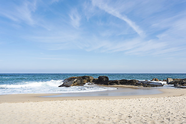 포토 JPG 주간 구름 파도 바다 여행 겨울 자연 하늘 한국 풍경 해변 사람없음 야외 관광지 모래사장 돌_바위 해수욕장 강원도 강릉 국내여행 국내포토 자연요소 계절 아시아 생태계 파일형식