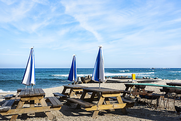 포토 JPG 주간 바다 여행 겨울 벤치 한국 사람없음 야외 관광지 모래사장 파라솔 해수욕장 강원도 강릉 국내여행 국내포토 자연요소 계절 아시아 의자 파일형식