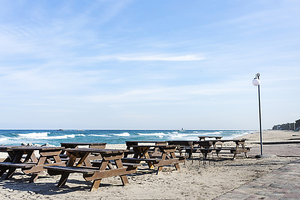 포토 JPG 주간 바다 여행 겨울 가로등 벤치 자연 한국 풍경 사람없음 야외 관광지 모래사장 해수욕장 강원도 강릉 국내여행 국내포토 자연요소 계절 공공시설 아시아 의자 생태계 파일형식