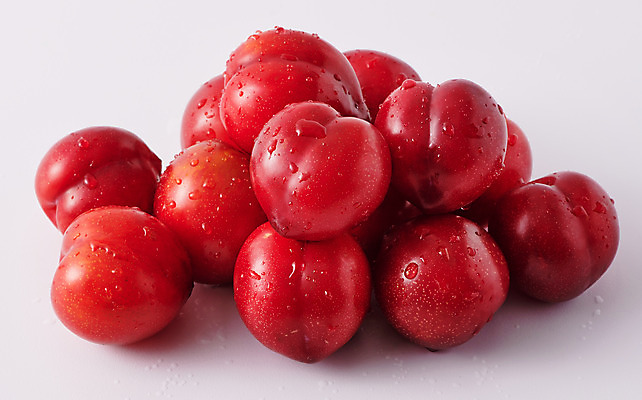 포토 JPG 스튜디오촬영 음식 과일 식재료 회색배경 실내 사람없음 빨간색 여러개 자두 국내포토 컬러 다수 백그라운드 내부 회색 파일형식