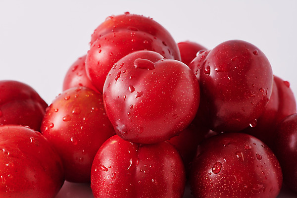 포토 JPG 스튜디오촬영 음식 과일 식재료 회색배경 실내 근접촬영 사람없음 빨간색 여러개 자두 국내포토 뷰포인트 컬러 다수 백그라운드 내부 회색 파일형식