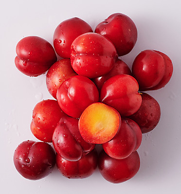 포토 JPG 스튜디오촬영 음식 과일 식재료 회색배경 단면 실내 사람없음 빨간색 하이앵글 여러개 슬라이스 자두 국내포토 뷰포인트 컬러 다수 백그라운드 내부 회색 파일형식