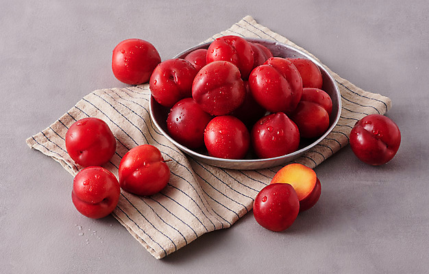 포토 JPG 스튜디오촬영 그릇 접시 음식 과일 식재료 회색배경 단면 실내 사람없음 빨간색 여러개 식탁보 슬라이스 자두 국내포토 식기 컬러 다수 백그라운드 내부 회색 파일형식