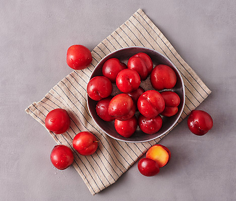 포토 JPG 스튜디오촬영 그릇 접시 음식 과일 식재료 회색배경 실내 사람없음 빨간색 하이앵글 여러개 식탁보 자두 국내포토 식기 뷰포인트 컬러 다수 백그라운드 내부 회색 파일형식