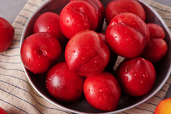 포토 JPG 스튜디오촬영 그릇 접시 음식 과일 식재료 실내 근접촬영 사람없음 빨간색 여러개 식탁보 자두 국내포토 식기 뷰포인트 컬러 다수 내부 파일형식