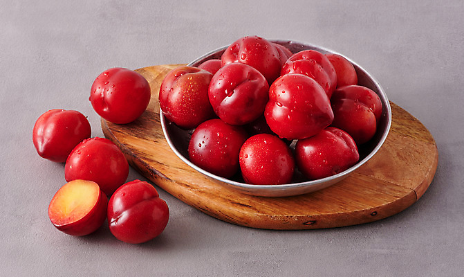 포토 JPG 스튜디오촬영 그릇 접시 음식 과일 식재료 회색배경 단면 실내 사람없음 빨간색 여러개 슬라이스 자두 나무도마 국내포토 식기 컬러 다수 백그라운드 도마 내부 목재 회색 파일형식