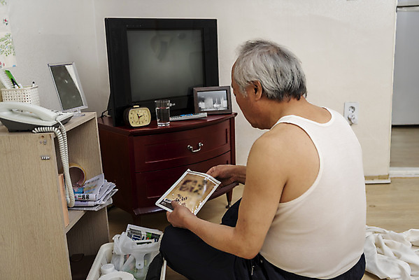 포토 JPG 할아버지 노년 남자 실내 한명 들기 앉기 상반신 뒷모습 실버라이프 건강관리 한국인 고독 70대 고령화 독거노인 파스 힘듦 노인남자한명만 국내포토 1 라이프스타일 감정 뷰포인트 컨셉 모션 건강 관리 사람 동양인 성인 내부 의료용품 사회이슈 남자한명만 노인남자만 파일형식