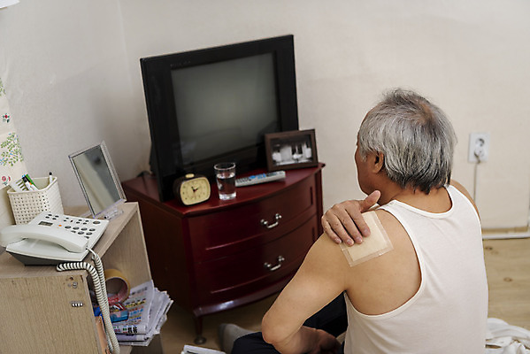 포토 JPG 할아버지 노년 남자 실내 한명 앉기 상반신 뒷모습 실버라이프 건강관리 한국인 고독 70대 고령화 독거노인 붙이기 어깨통증 파스 힘듦 노인남자한명만 국내포토 1 라이프스타일 감정 뷰포인트 컨셉 모션 건강 관리 사람 동양인 성인 내부 의료용품 질병 사회이슈 남자한명만 노인남자만 파일형식