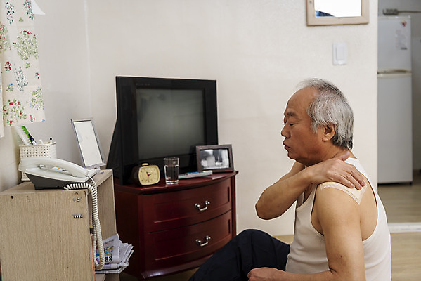 포토 JPG 할아버지 노년 남자 실내 한명 앉기 상반신 옆모습 실버라이프 건강관리 한국인 고독 70대 고령화 독거노인 붙이기 파스 힘듦 노인남자한명만 국내포토 1 라이프스타일 감정 뷰포인트 컨셉 모션 건강 관리 사람 동양인 성인 내부 의료용품 사회이슈 남자한명만 노인남자만 파일형식