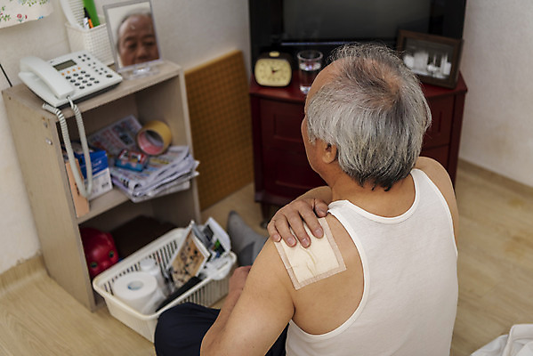 포토 JPG 할아버지 노년 남자 실내 한명 앉기 상반신 뒷모습 실버라이프 건강관리 한국인 고독 70대 고령화 독거노인 붙이기 파스 힘듦 노인남자한명만 국내포토 1 라이프스타일 감정 뷰포인트 컨셉 모션 건강 관리 사람 동양인 성인 내부 의료용품 사회이슈 남자한명만 노인남자만 파일형식