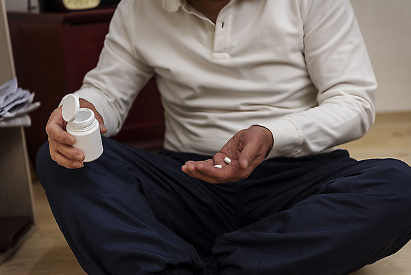 포토 JPG 전신 할아버지 노년 남자 실내 한명 들기 앉기 앞모습 실버라이프 약 건강관리 한국인 고독 약병 70대 고령화 독거노인 힘듦 노인남자한명만 국내포토 1 라이프스타일 감정 뷰포인트 컨셉 의학 모션 건강 관리 사람 동양인 성인 내부 사회이슈 병_담는 남자한명만 노인남자만 파일형식